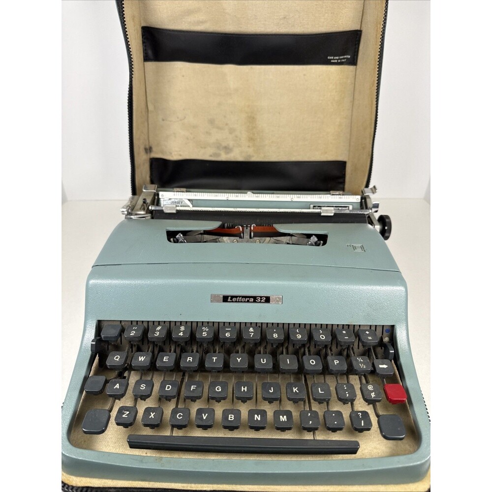 Vintage Olivetti Underwood Lettera 32 Typewriter- Italy - AS-IS